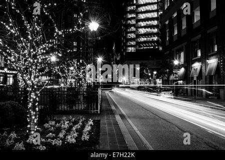 Des sentiers de lumière sur une rue à Baltimore, Maryland. Banque D'Images