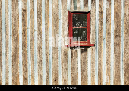 Vieux bâtiment en bois avec fenêtre Banque D'Images