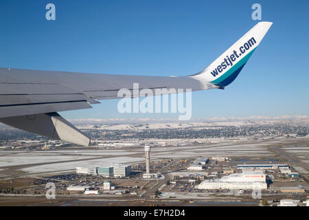 Vue passager du décollage de WestJet survolant la plus grande tour de contrôle de la circulation aérienne autonome du Canada. Banque D'Images