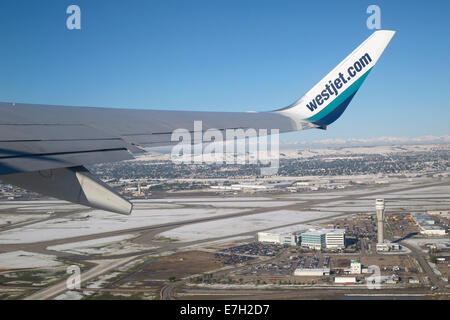 Vue passager du décollage de WestJet survolant la plus grande tour de contrôle de la circulation aérienne autonome du Canada. Banque D'Images