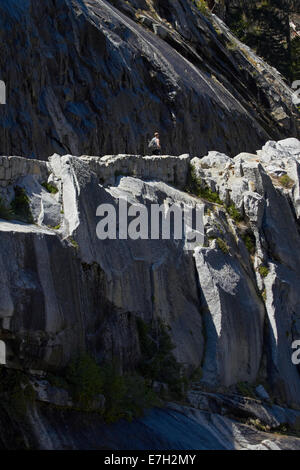 Randonneur sur falaise section du sentier de la brume, Yosemite National Park, California, USA Banque D'Images