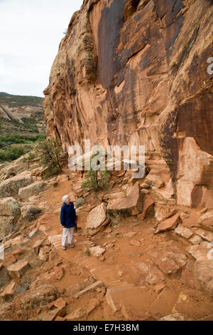 Jensen, Utah - Susan Newell, 65 ans, regarde petroglyphs in Dinosaur National Monument. Banque D'Images