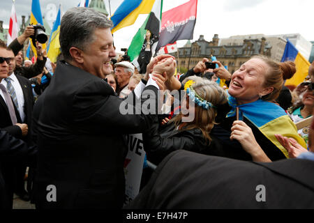 Ottawa. 17 Sep, 2014. Visiter le président ukrainien Porochenko accueille personnes lors d'un rassemblement public de soutenir l'Ukraine sur la Colline du Parlement à Ottawa, Canada le 17 septembre, 2014. Le Président ukrainien Porochenko est arrivé ici le mercredi matin pour une visite officielle. Crédit : David Kawai/Xinhua/Alamy Live News Banque D'Images