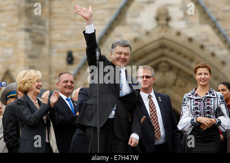 Ottawa. 17 Sep, 2014. Visiter le président ukrainien Porochenko lors des gestes d'un rassemblement public de soutenir l'Ukraine sur la Colline du Parlement à Ottawa, Canada le 17 septembre, 2014. Le Président ukrainien Porochenko est arrivé ici le mercredi matin pour une visite officielle. Crédit : David Kawai/Xinhua/Alamy Live News Banque D'Images