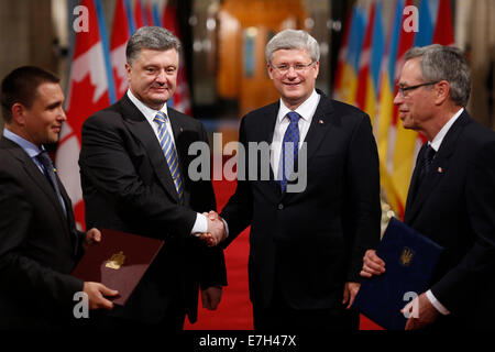 Ottawa. 17 Sep, 2014. Le premier ministre du Canada, Stephen Harper (R), serre la main avec les visites du Président ukrainien Porochenko lors d'une cérémonie d'accueil sur la Colline du Parlement à Ottawa, Canada le 17 septembre, 2014. Le Président ukrainien Porochenko est arrivé ici le mercredi matin pour une visite officielle. Crédit : David Kawai/Xinhua/Alamy Live News Banque D'Images