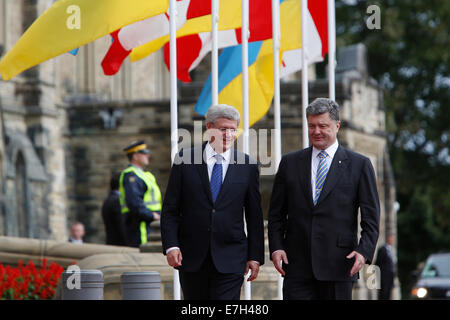 Ottawa. 17 Sep, 2014. Le premier ministre du Canada, Stephen Harper (L) promenades avec visiter le Président ukrainien Porochenko lors d'une cérémonie d'accueil sur la Colline du Parlement à Ottawa, Canada le 17 septembre, 2014. Le Président ukrainien Porochenko est arrivé ici le mercredi matin pour une visite officielle. Crédit : David Kawai/Xinhua/Alamy Live News Banque D'Images