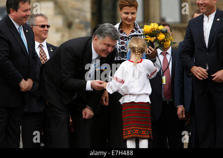 Ottawa. 17 Sep, 2014. Visiter le président ukrainien Porochenko reçoit un cadeau d'une petite fille lors d'un rassemblement public de soutenir l'Ukraine sur la Colline du Parlement à Ottawa, Canada le 17 septembre, 2014. Le Président ukrainien Porochenko est arrivé ici le mercredi matin pour une visite officielle. Crédit : David Kawai/Xinhua/Alamy Live News Banque D'Images