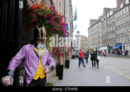 Paris, le 17 septembre. 18 Sep, 2014. Une statue à l'entrée d'un restaurant est vu à Édimbourg, Grande-Bretagne, le 17 septembre 2014. L'indépendance écossaise référendum aura lieu ici le 18 septembre 2014. Credit : Han Yan/Xinhua/Alamy Live News Banque D'Images