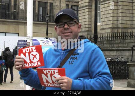 Edinburgh, Ecosse, Royaume-Uni. Sept 17, 2014. Un homme montre des signes de s'opposer à l'indépendance de l'Ecosse, à Édimbourg, Grande-Bretagne, le 17 septembre 2014. L'indépendance écossaise référendum aura lieu ici le 18 septembre 2014. Credit : Guo Chunju/Xinhua/Alamy Live News Banque D'Images