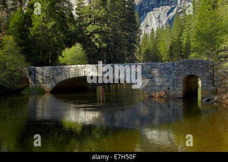 Stoneman Pont sur la rivière Merced, Yosemite Valley, Yosemite National Park, California, USA Banque D'Images