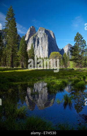 Les roches de la cathédrale reflète dans un étang dans la vallée Yosemite, Yosemite National Park, California, USA Banque D'Images