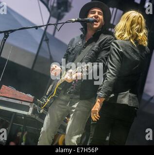 Chicago, Illinois, USA. 13 Sep, 2014. EMILY HAINES, musicien et James Shaw de la métrique de bande effectue live 2014 Riot Fest festival de musique au Humboldt Park de Chicago, l'Illinois et de la métrique de bande effectue live 2014 Riot Fest festival de musique au Humboldt Park à Chicago, Illinois © Alexis Simpson/ZUMA/Alamy Fil Live News Banque D'Images