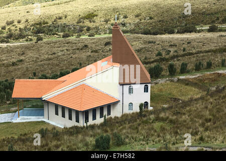 Petite église à Cruz Loma lookout sur l'Oblast de montagne, à proximité de la station de téléphérique d'TeleferiQo,Quito Equateur Banque D'Images