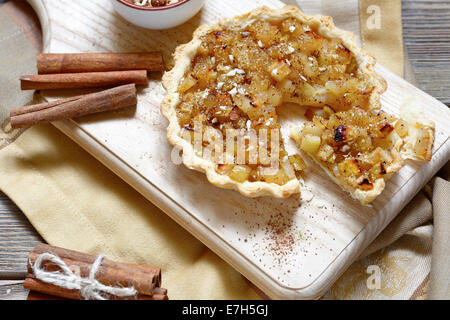 Tarte fine aux pommes et cannelle à bord, vue d'en haut Banque D'Images