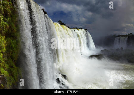 Iguassu Falls, la plus grande série de cascades du monde, Vue de côté Brésilien Banque D'Images