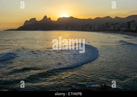 Brésil, Rio de Janeiro, l'Ipanema bay vu de la Pedra do Arpoador promontoire au coucher du soleil Banque D'Images