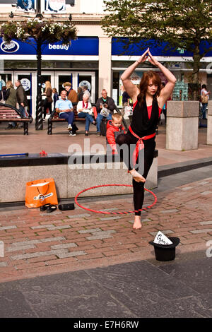 Une jeune femme danse avec son cerceau dans le centre-ville de Dundee sur une chaude après-midi de septembre, UK Banque D'Images