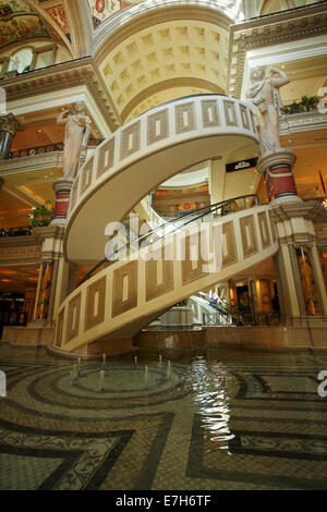 Escaliers mécaniques en spirale et la piscine dans le hall du Forum Shops, Caesars Palace, Las Vegas, Nevada, USA Banque D'Images