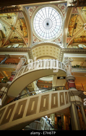 Escaliers mécaniques en spirale et la piscine dans le hall du Forum Shops, Caesars Palace, Las Vegas, Nevada, USA Banque D'Images