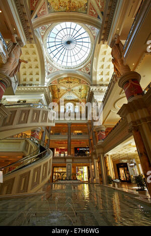 Escaliers mécaniques en spirale et la piscine dans le hall du Forum Shops, Caesars Palace, Las Vegas, Nevada, USA Banque D'Images