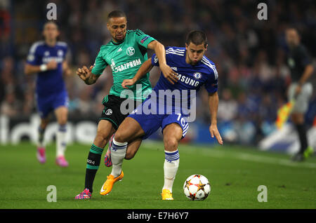 Londres, Grande-Bretagne. 17 Sep, 2014. Chelsea's Eden Hazard et Schalke's Sidney Sam (L) rivalisent pour la balle au cours de la Ligue des Champions, Groupe G, match de foot entre Chelsea FC et le FC Schalke 04 au stade de Stamford Bridge à Londres, Grande-Bretagne, 17 septembre 2014. Photo : Ina Fassbender/dpa/Alamy Live News Banque D'Images