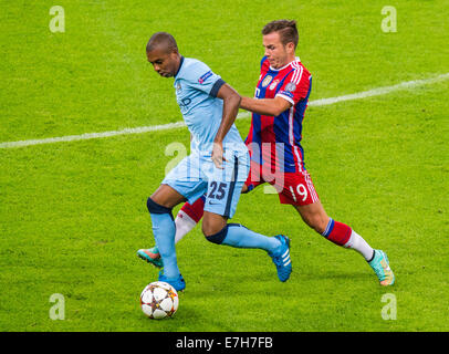 Munich, Allemagne. 17 Sep, 2014. Le Bayern Munich Mario Goetze (l) rivalise pour le bal avec Manchester's Fernandinho au cours de l'UEFA Champions League Groupe e match de foot entre FC Bayern Munich et Manchester City à Munich, Allemagne, 17 septembre 2014. Le Bayern Munich a gagné 1-0. Photo : Marc Mueller/dpa/Alamy Live News Banque D'Images