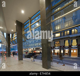 42 rue du Rhône, Genève, Suisse. Architecte : Sheppard Robson, 2012. La tombée de la vue depuis la rue vers l'auvent au rez-de-chaussée. Banque D'Images