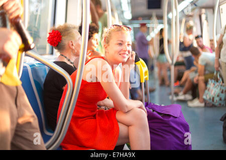 Dame voyageant en métro. Banque D'Images