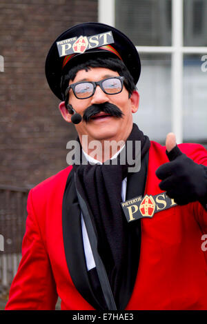 DORDRECHT, Pays-Bas - le 18 novembre : homme habillé comme le facteur du Père Noël en donnant un coup de pouce pour le public. Banque D'Images