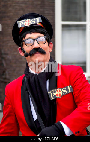 DORDRECHT, Pays-Bas - le 18 novembre : homme habillé comme le facteur du Père Noël qui participent à un défilé pour célébrer. Banque D'Images