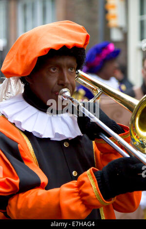 DORDRECHT, Pays-Bas - le 18 novembre : l'homme habillé en noir Piet jouant dans un trombone parade célébrant l'arrivée de Sint Banque D'Images