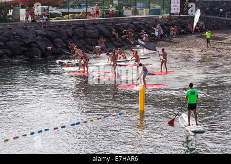 International Espana Mister concurrents prendre part à une course de paddle board à Playa San Juan, Tenerife, Canaries, Espagne. Banque D'Images