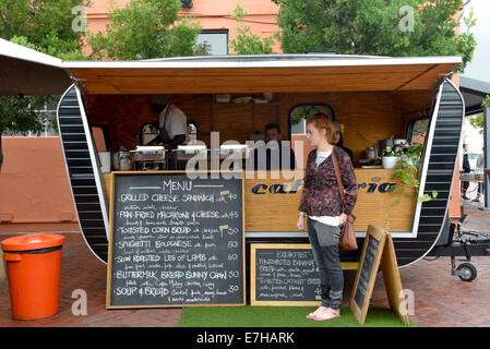 Caravane rétro diner l'ancienne usine de biscuits farmer's market (Cape Town Afrique du Sud. L'un des plus grands marchés alimentaires à Cape Town Banque D'Images