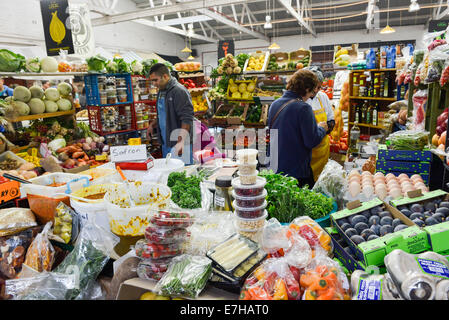 Les fruits et légumes frais à la vente à l'ancienne usine de biscuits dans le marché de l'Afrique du Sud Cape Town Banque D'Images