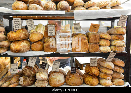 Ancien Biscuit Mill Cape Town Afrique du Sud marché alimentaire. Pain artisanal sur l'écran, y compris l'épeautre et de seigle au levain multigraiin Banque D'Images