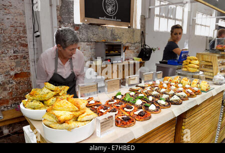 Des pâtisseries et des pizzas à la vente à l'ancienne usine de biscuits street food market à Cape Town Afrique du Sud Banque D'Images