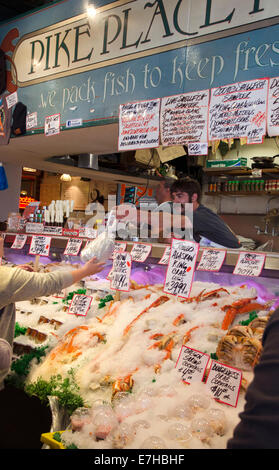 Décrochage du poisson, le Pike Place Market, Seattle Banque D'Images