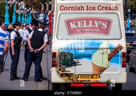 Parler au propriétaire de la police d'un Ice Cream Van, Tower Bridge Road, London, England Banque D'Images