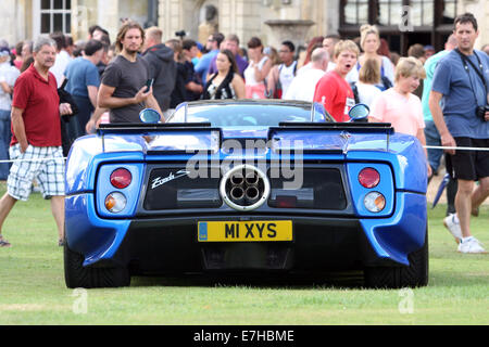 Un 2003 Pagani Zonda C12 S en bleu électrique attire l'attention en été, pour un car show dans le Wiltshire. L'Angleterre. Banque D'Images