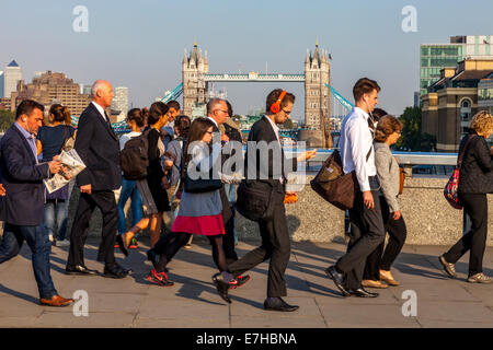 Ville de London Workers Walking across London Bridge, Londres, Angleterre Banque D'Images