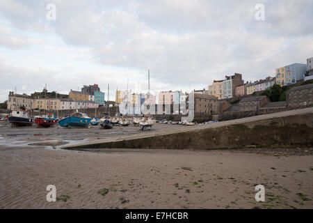 Port de Tenby au crépuscule. Marée basse. Bateaux sur le sable. Banque D'Images