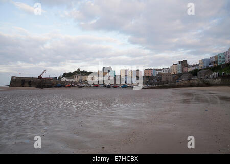 Port de Tenby au crépuscule. Marée basse. Bateaux sur le sable. Banque D'Images