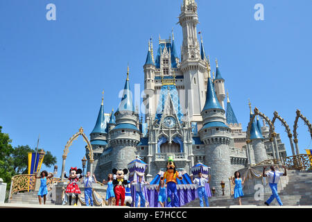 Mickey et Minnie Mouse, devant le Château de Cendrillon au Magic Kingdom, Disney World, en Floride Banque D'Images