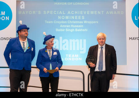 Londres, Royaume-Uni, 17 septembre 2014. Boris Johnson, Maire de Londres, célèbre la capitale du bénévolat legs à l'équipe de London Awards annuel à l'Hôtel de Ville. Photo : Boris Johnson est titulaire d'un trophée alors qu'il se prépare à remettre un prix spécial. Crédit : Stephen Chung/Alamy Live News Banque D'Images