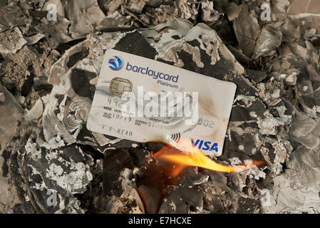la carte de crédit monte dans la fumée Banque D'Images