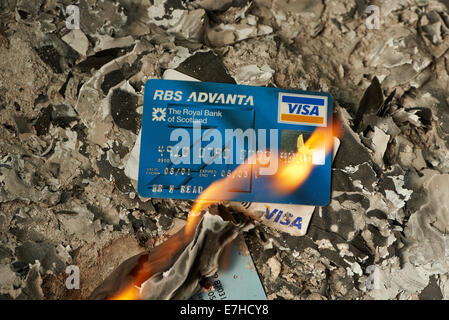 La carte de crédit monte dans la fumée Banque D'Images