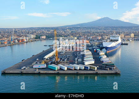 Vue en début de matinée sur le port de Catane, vue sur la ville et le paysage urbain volcan de l'Etna au-delà du ferry « Eurocargo Catania » amarré en Sicile Italie Banque D'Images