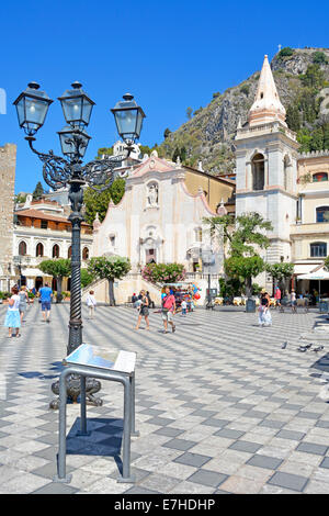 Piazza IX Aprile Taormina's place principale avec terrasse panoramique et panneau d'information expliquant la vue panoramique Province de Messine Sicile Italie Banque D'Images