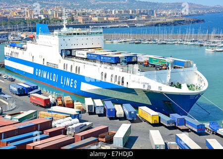 Vue aérienne et gros plan remorqueurs chargement déchargement camions remorques plateau ouvert de Grimaldi Lines Eurocargo Livourne Catania Port Sicile Italie Banque D'Images