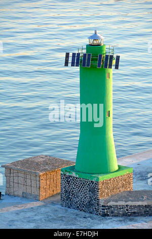 Des panneaux solaires installés sur le canal vert lumière marqueur sur l'extrémité du mur du port au port de Naples Campanie Italie Banque D'Images